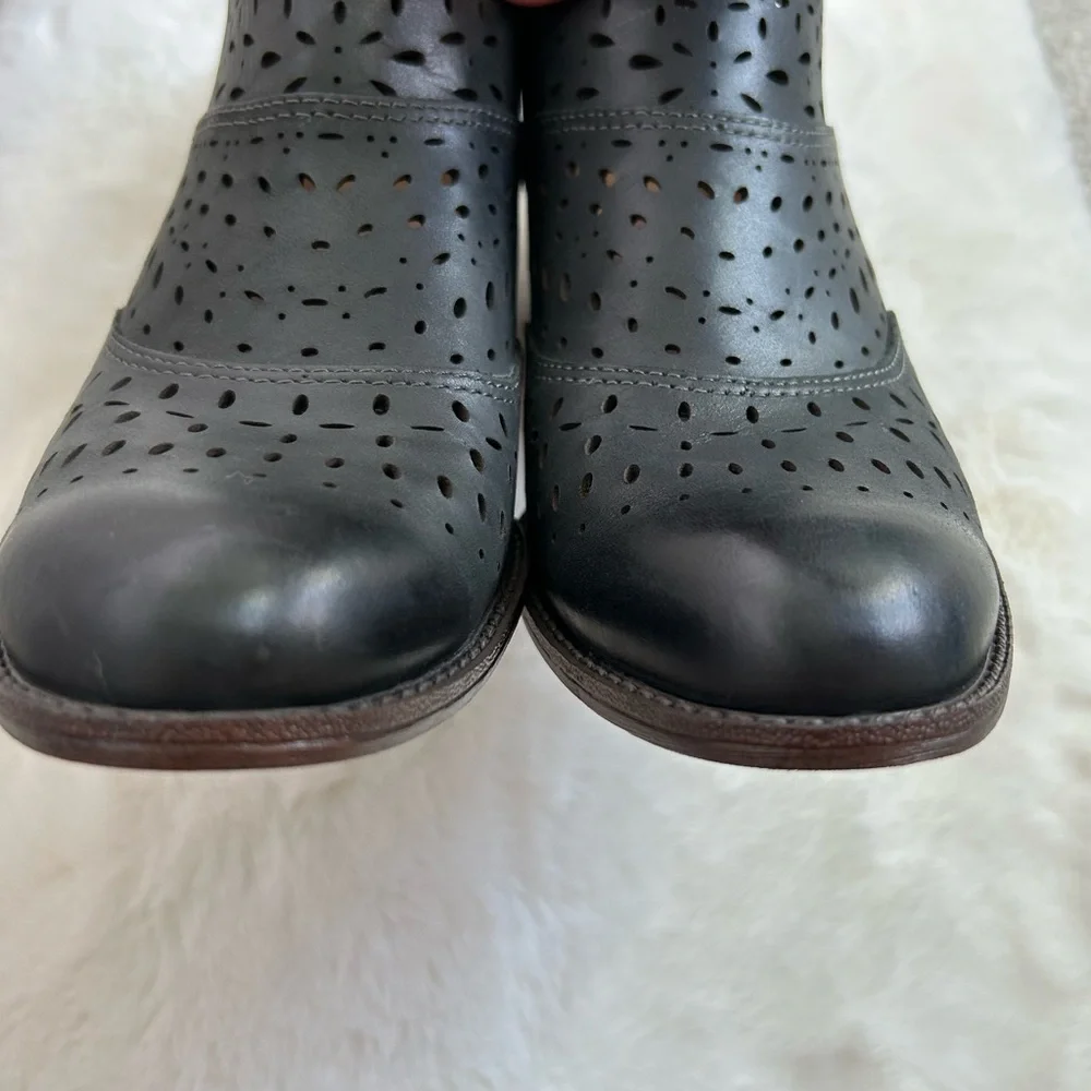 SOFFT‎ NWOT! Women’s Wyoming Leather Ankle Boot Laser Cut Outs Boho Western 8M